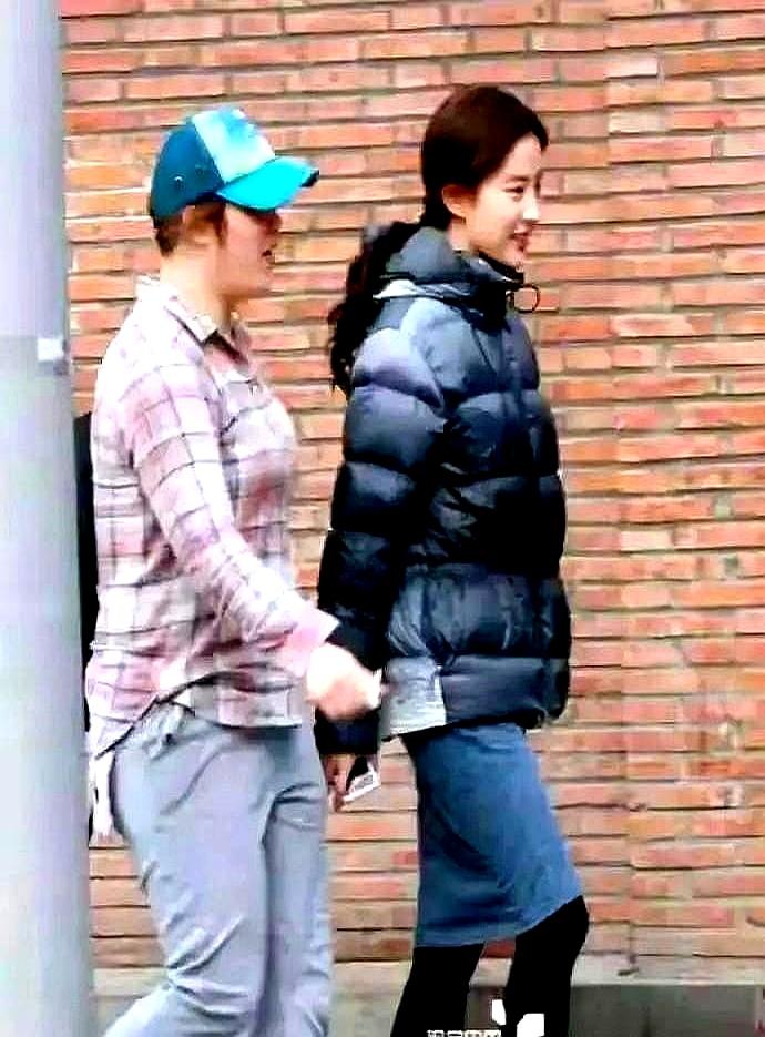 三万的礼服只在镜头里晃，镜头外她裹着一件枣红旧羽绒服，从2011一路裹到2026