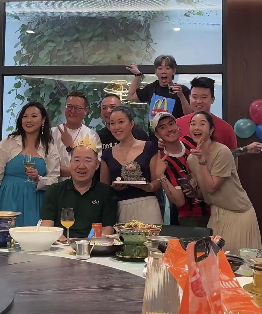 谁能想到风光半生的英达，在六十六岁寿宴这天落得冷清场面，完全没了往日的轻松笑