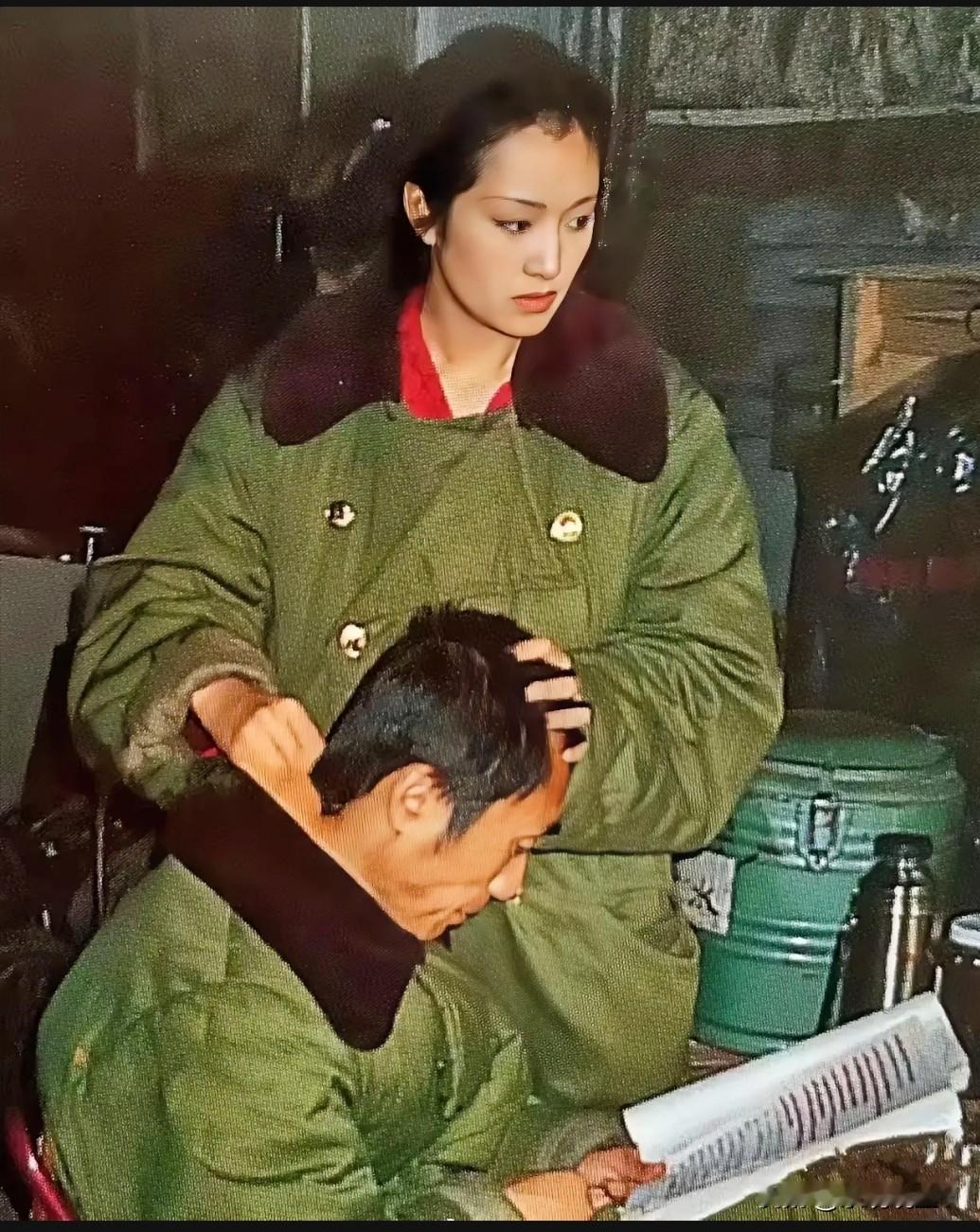 这张照片展现出了张艺谋与巩俐1987年在片场休息时的情景，当时张艺谋37岁，在认