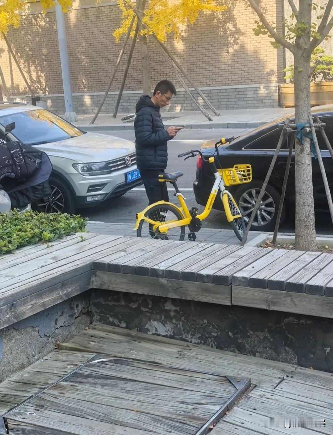 没想到孙东旭这么有钱，还有这么接地气的一面！有网友在北京遇到孙东旭出行，他穿着