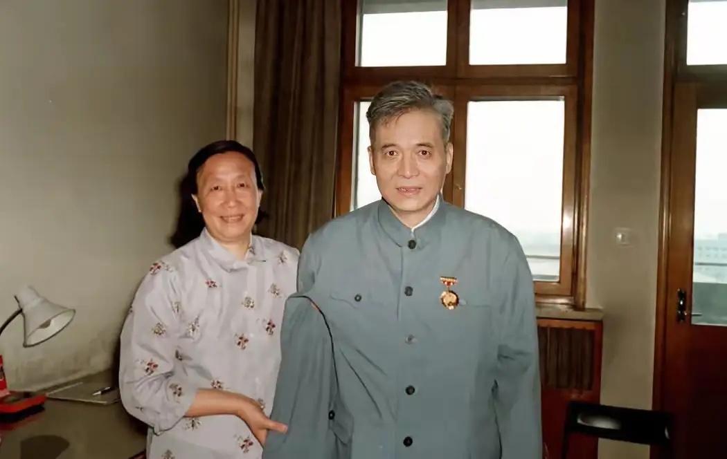 每当看到“两弹一星”元勋邓稼先，我都会含着眼泪，心很痛！一片丹心为祖国，心甘