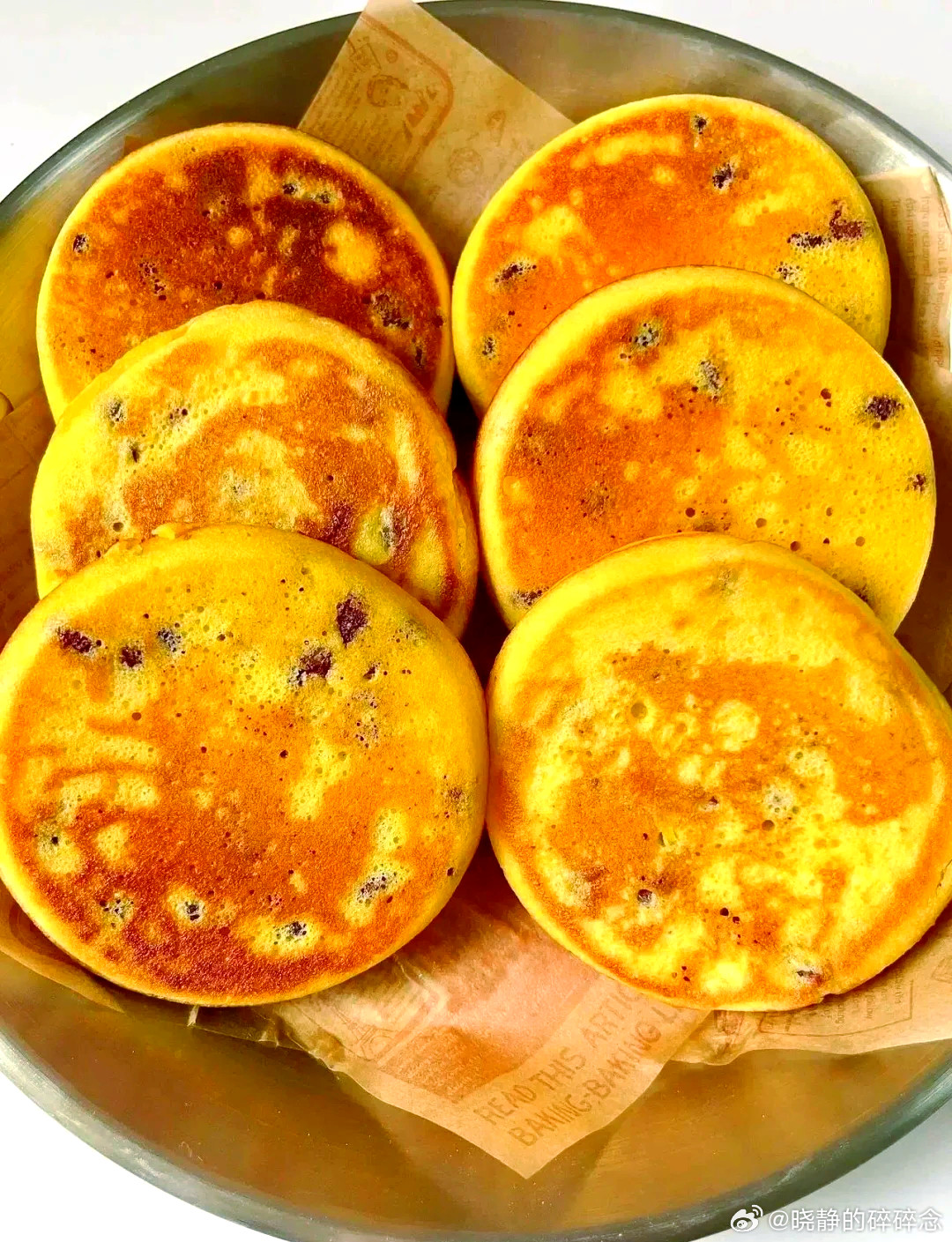 玉米蜜豆饼做法：100克普通面粉➕100克细玉米粉➕1个鸡蛋➕2克酵母➕