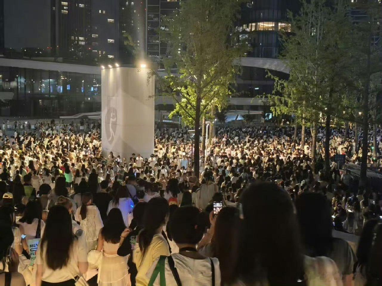 八万座是场馆极限不是王源上限开票即售罄，想花钱买票都难。王源的影响力有目共睹，