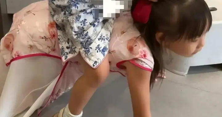 5岁女童被当马骑引热议：妈妈破防，网友吵翻天！儿童游戏边界如何界定？