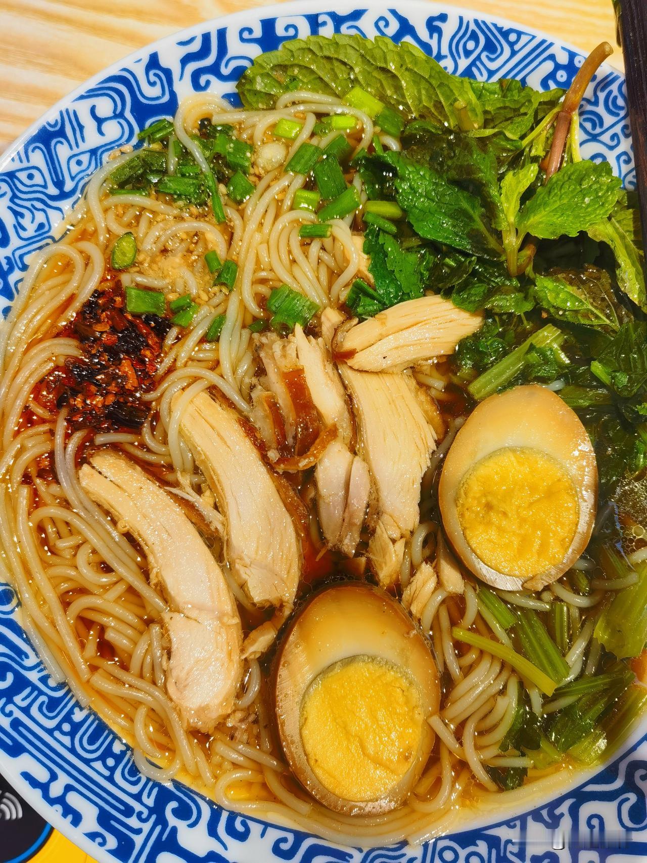 昆明市中心恒隆广场周边，这家“卤鸡米线”味道鲜美，分量很足而且价格不贵，品尝过感