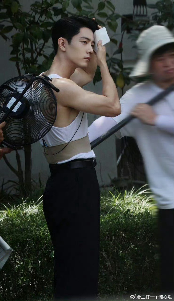 任少白这身材真的太绝了，老头衫还穿着多少有点见外了​​​