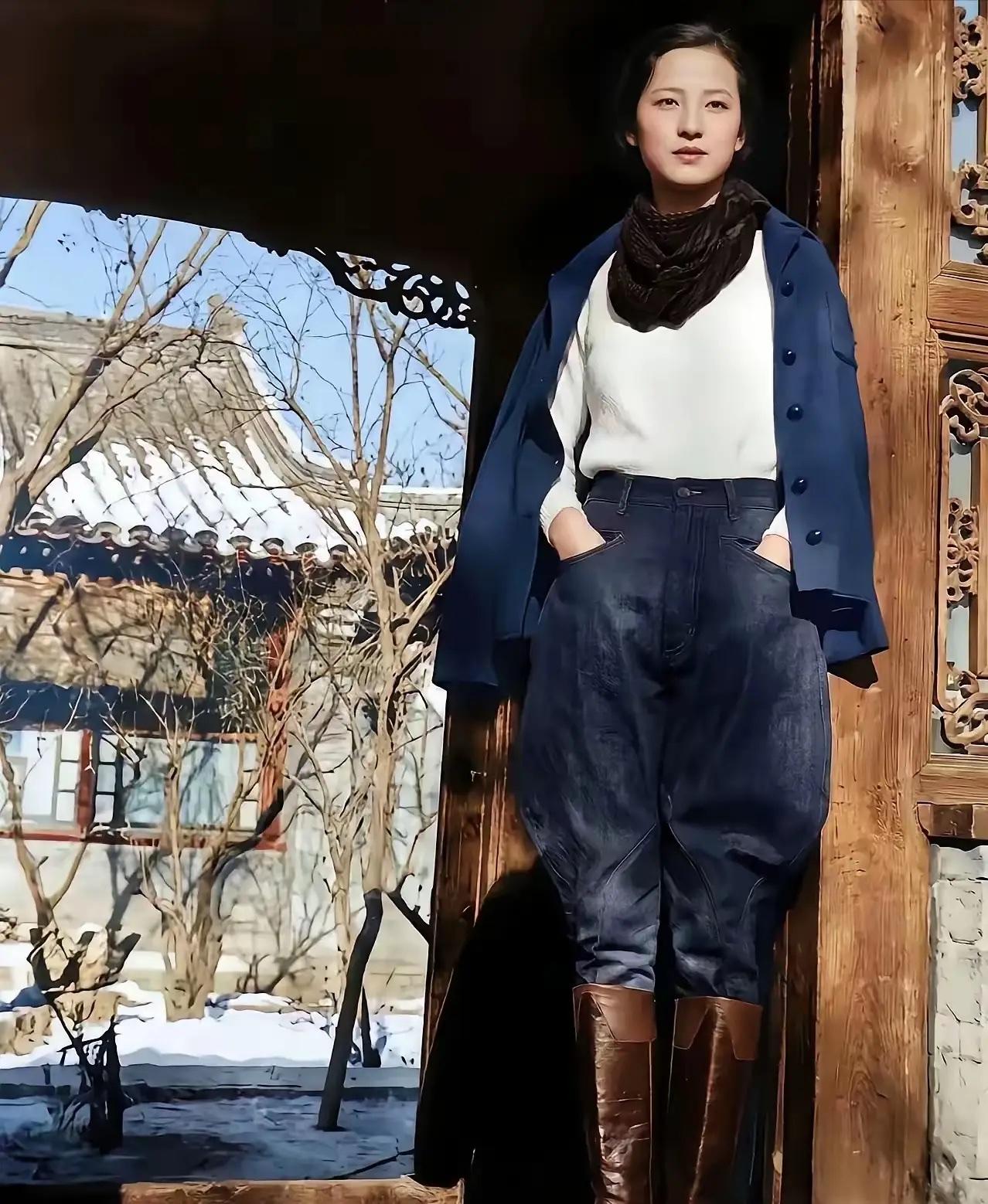 1936年，31岁的林徽因在北平家门口的唯美瞬间，她长得漂亮，性格开朗，才华横溢