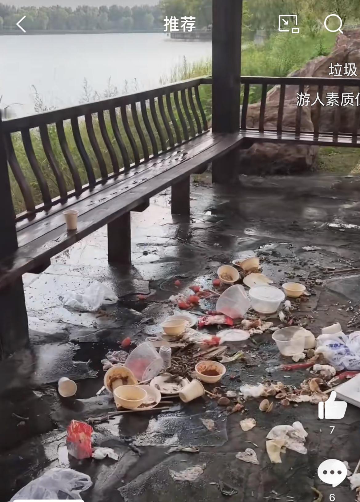 一群父母带孩子公园凉亭聚会，留下一地垃圾，垃圾桶就在10米多位置，公园管理者怒斥