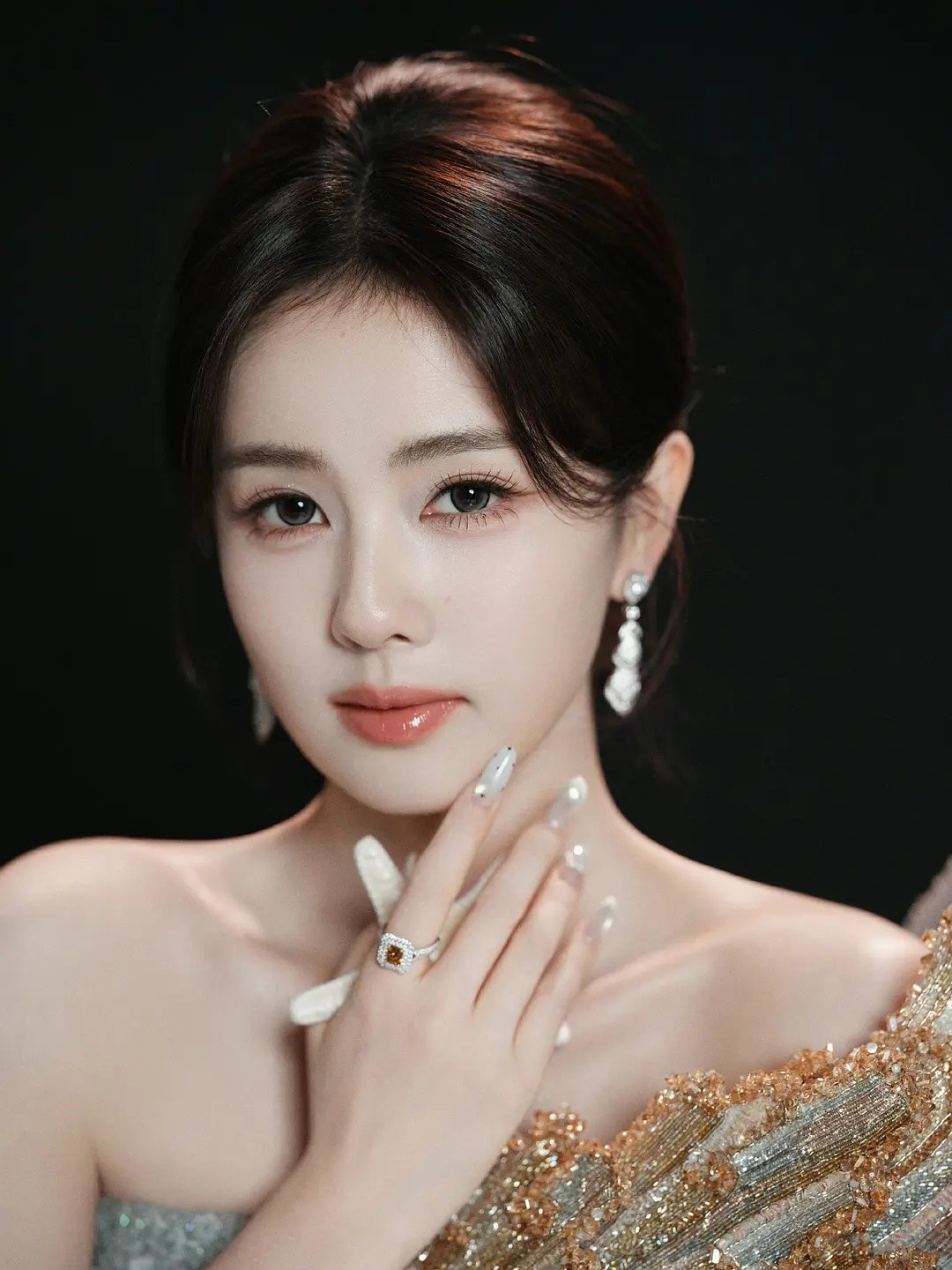 白鹿真的太适合盘发了，直接变高级了许多