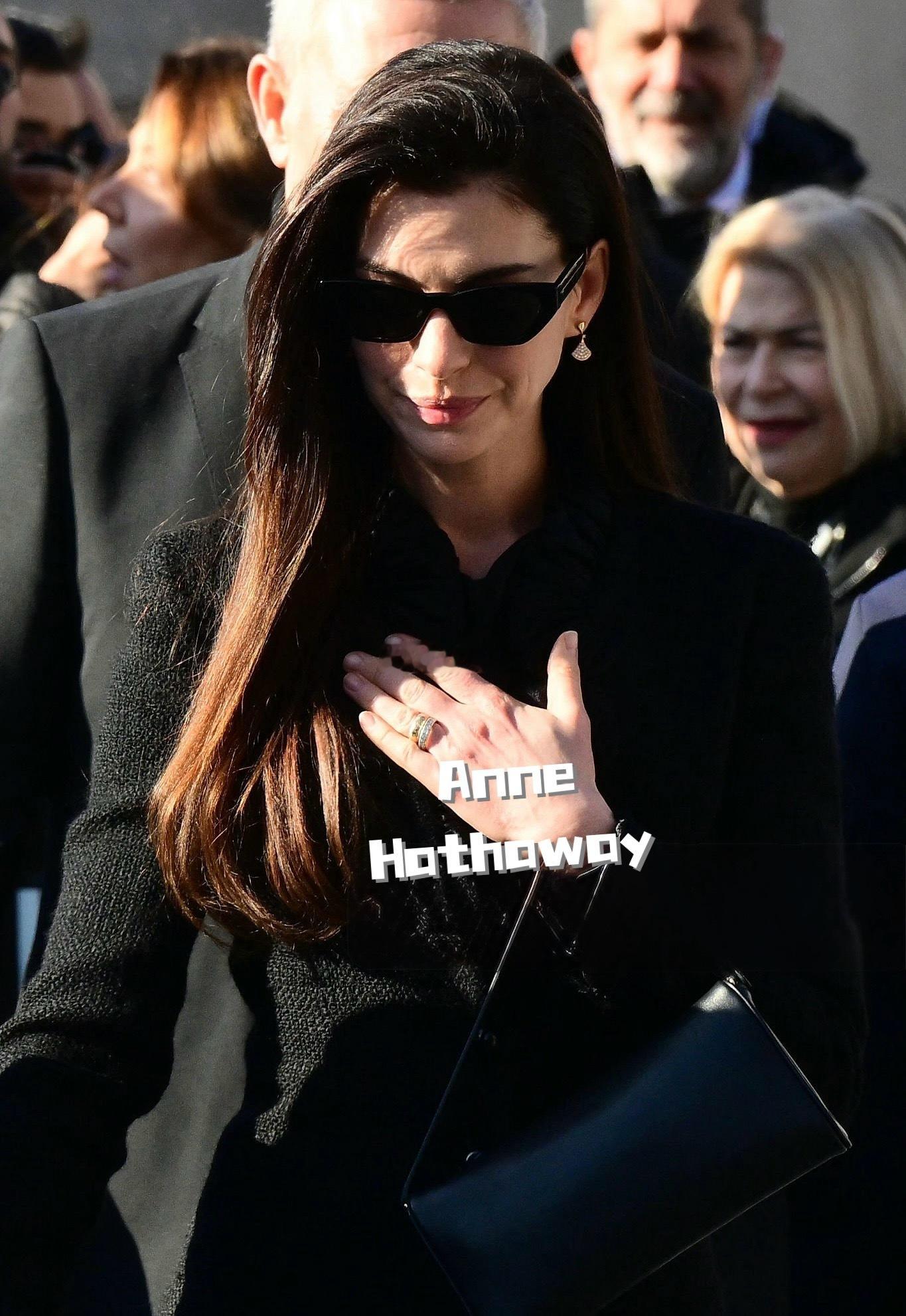 华伦天奴创始人ValentinoGaravani的葬礼在罗马举行👇现场送别的