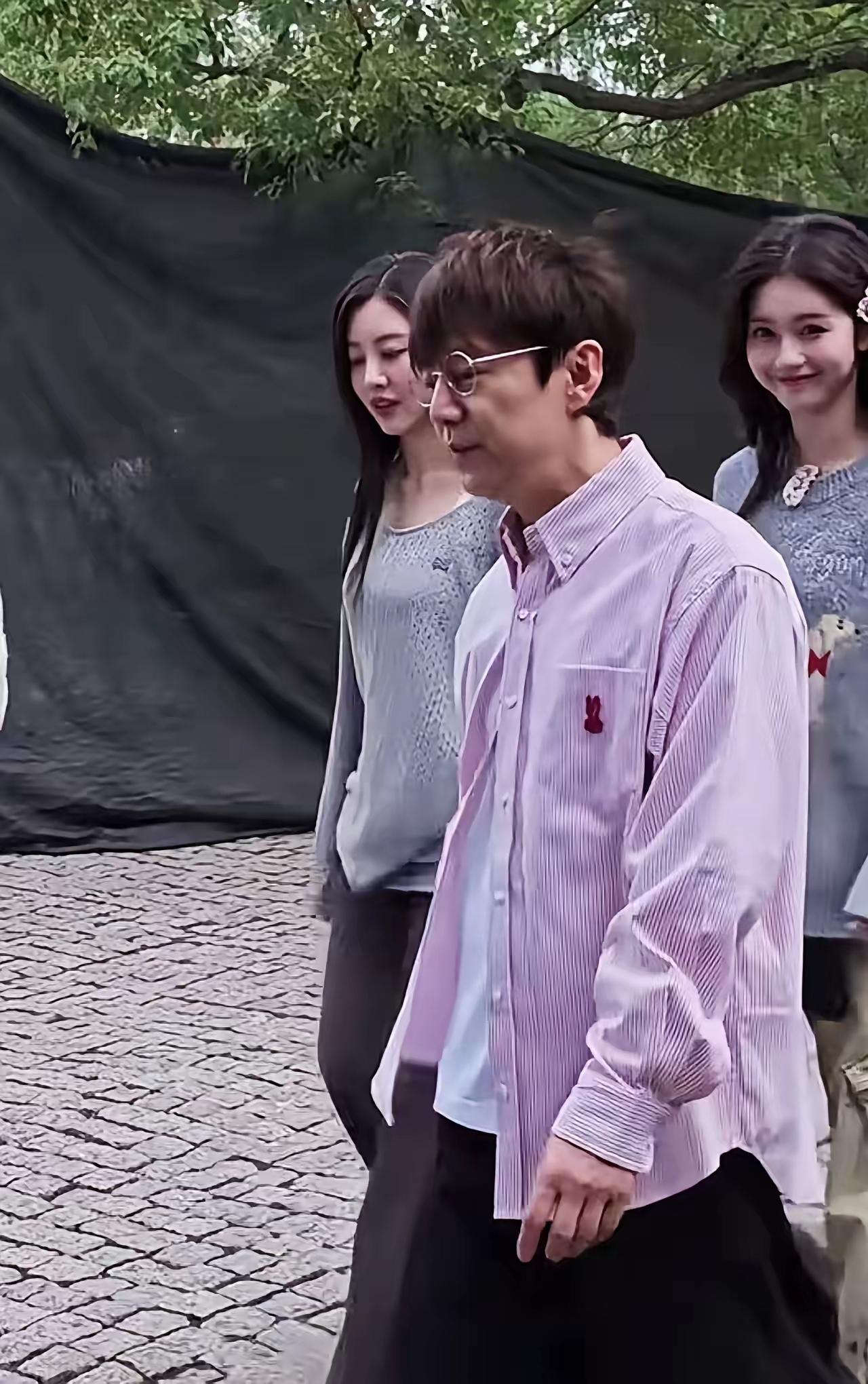 天呐！这是谁家的“叔”啊？差点没认出来竟是主持界天花板何炅！当年那个英俊潇