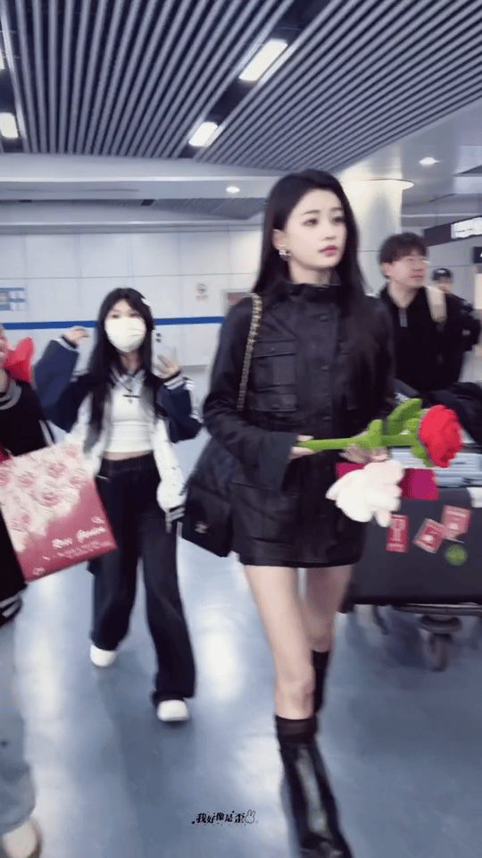 孙怡机场被应援整懵了！粉丝举着“万水千山总是情孙怡唱跳真的行”横幅急冲，她看眼