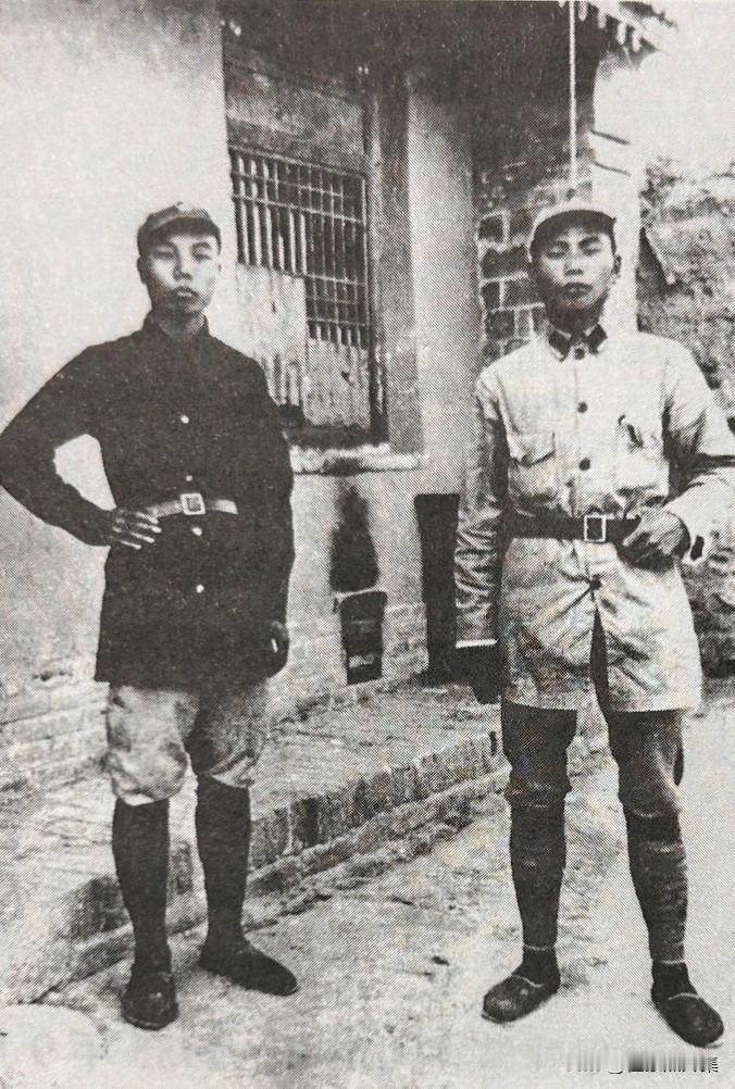 1936年，时任红一军团红二师政委萧华（左）与师长杨得志在甘肃宁县早胜镇留下了这