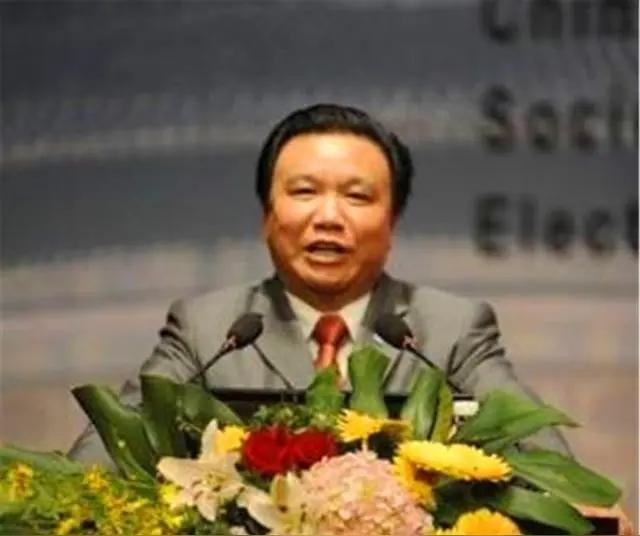 捐美7000万还放狠话：中国穷跟我无关！如今负债累累破产落幕，真一点不冤纵