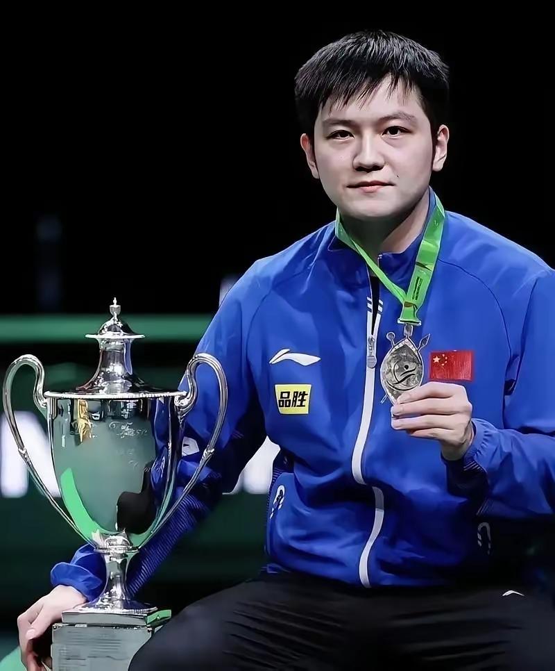 樊振东这暂停键，摁得比赛场扣杀还狠。不是伤退不是状态崩，就是突然站在球场边