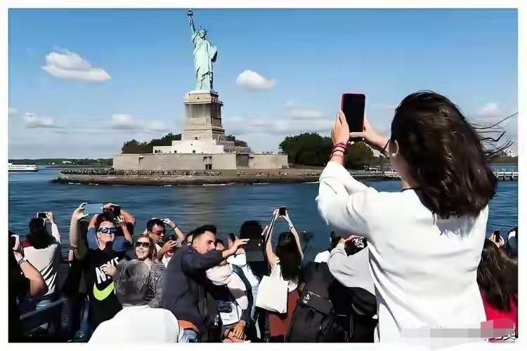 WTTC刚甩出一组数字，看得人有点恍惚。2025年，中国旅游增速9.9%，美