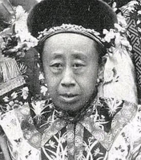 年近50岁的慈禧正在试穿新衣服，忽然听见身后有人说道：”一个老寡妇，妖里