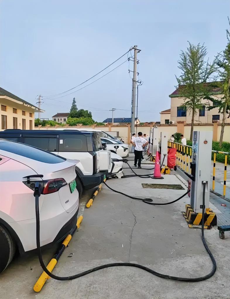 同事换了台电车，一个月消费比开油车高出一倍多。你第一反应是不是想笑？觉得这人傻
