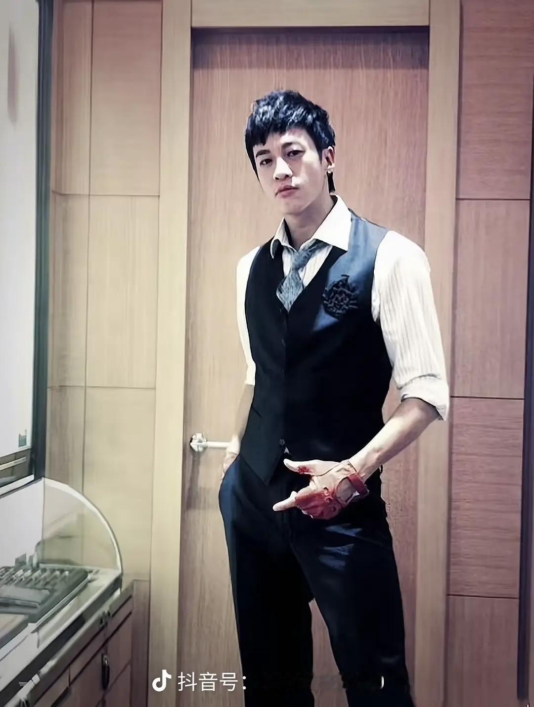 以前总觉得何润东有点稠，现在稠人看多了，回头一看，他居然还怪帅的