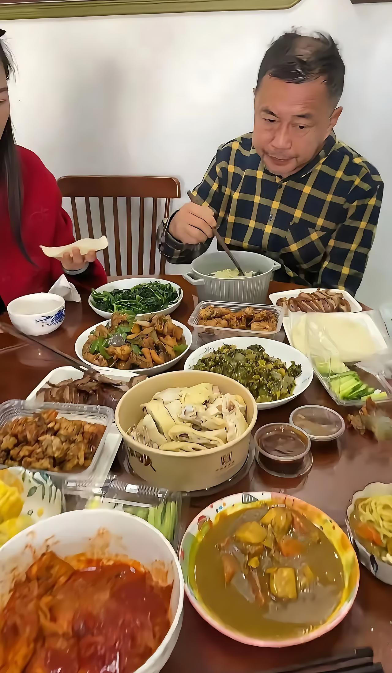 流浪大师沈巍，现在顿顿大鱼大肉。以前睡桥洞、捡剩饭的他，如今穿得体面，吃得讲究，