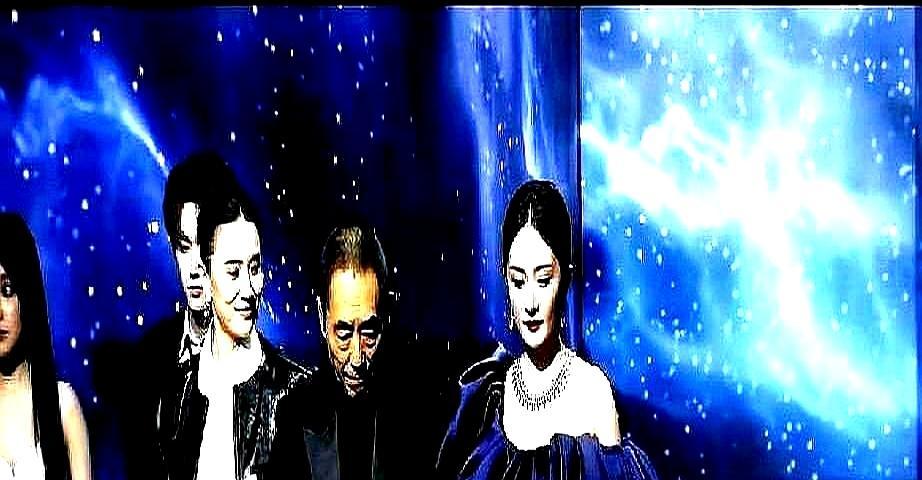 周深想拉杨幂，手却僵在半空。张艺谋一个摆手，全场都懂了。镜头前，杨幂刚站定