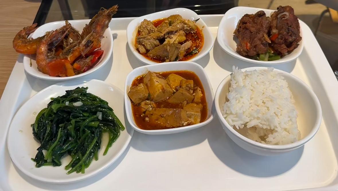 我单位以前食堂每天有酸奶和水果还有牛肉面的卤子，都是放在固定位置自己领取，结果有
