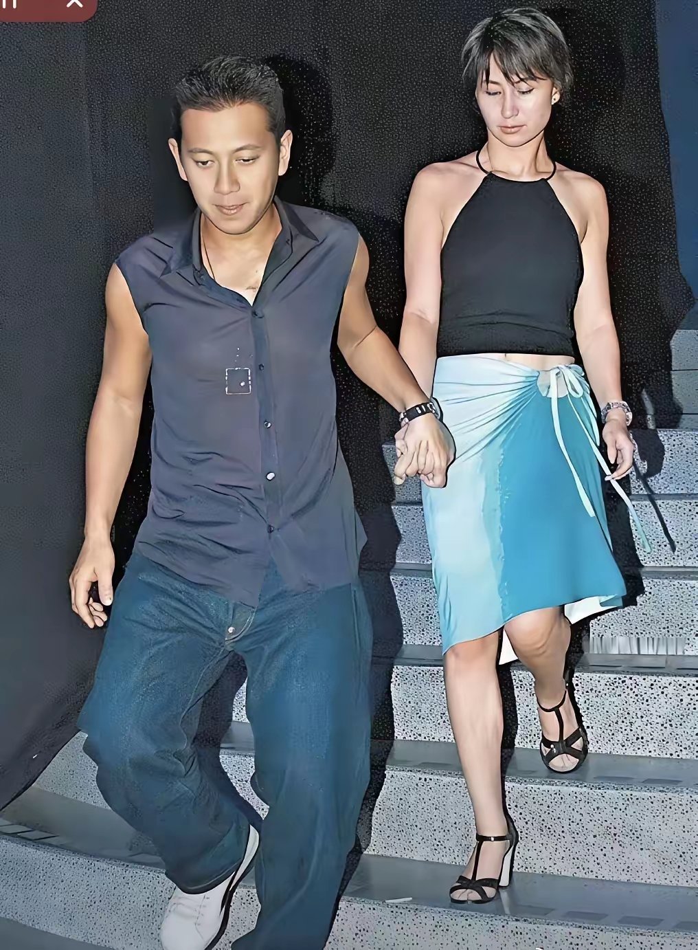 这是何超琼和杨其龙当年的世纪牵手照。​​​​