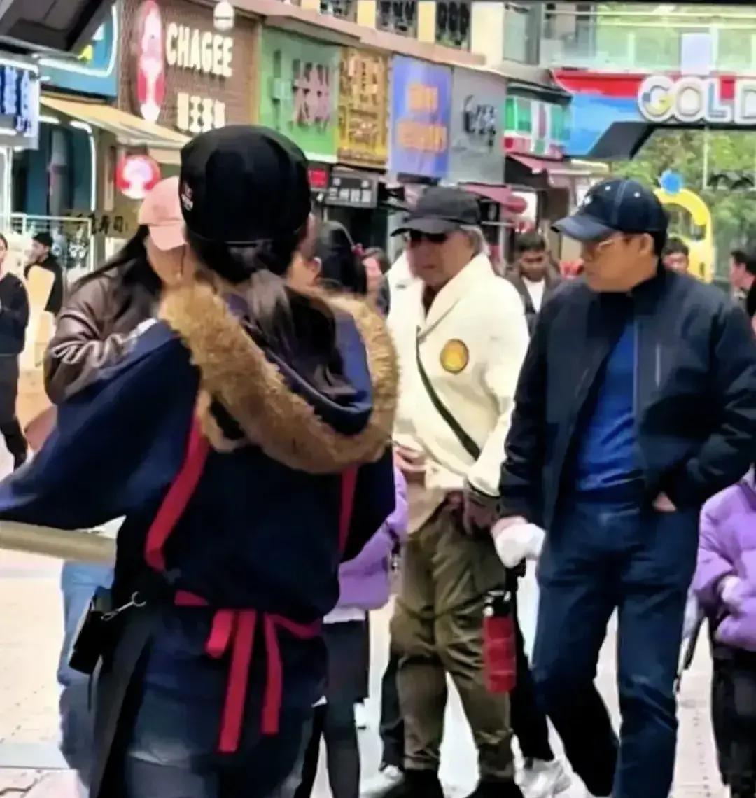 看到郭晶晶全家出游带公公霍震霆，才发现大多数家庭都搞错了一件事。不是“带孩