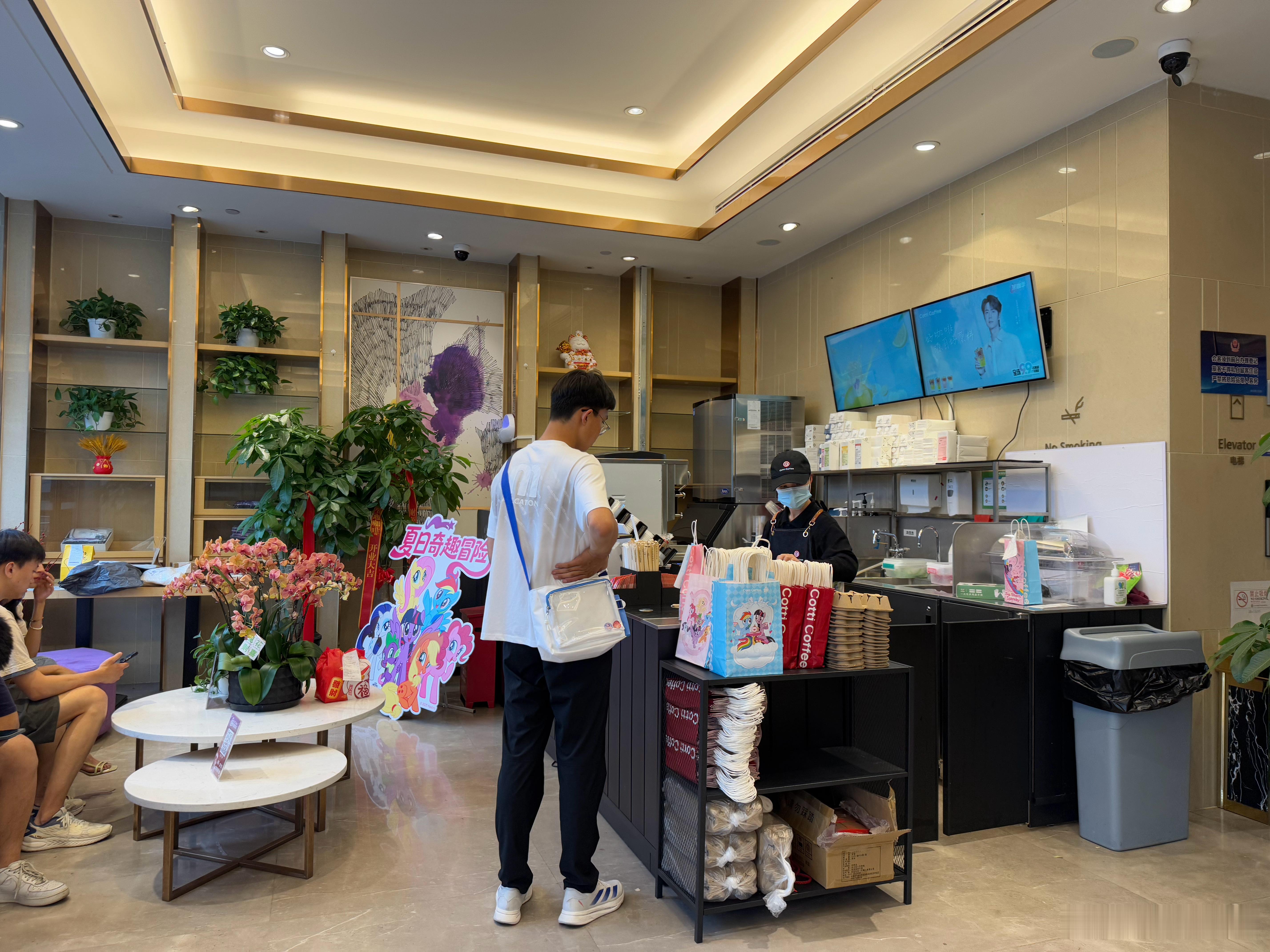 第一次见到连锁咖啡开在了酒店大堂里这也太高效了入住退房都能点一杯来来回回客流量也