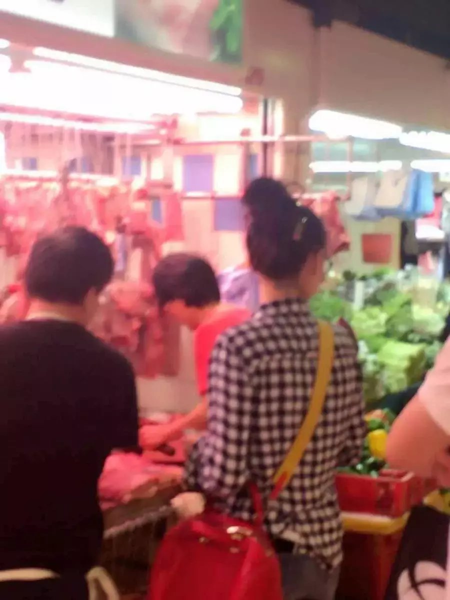 热点话题:张柏芝下楼给儿子买早餐背影显落寞