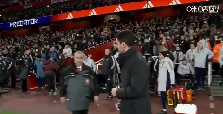 【输了比赛不握手】欧联之王支撑了半场，到了下半时还是撑不住了。阿森纳到底还是底色