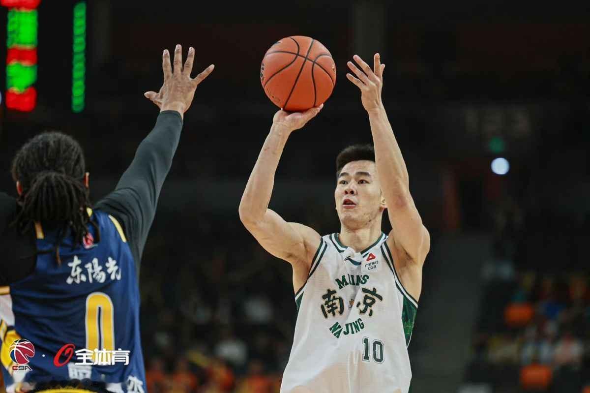 郭昊文三分12中6，快七年了。林葳不在，他拿球就干。姜伟泽又扔进22分，