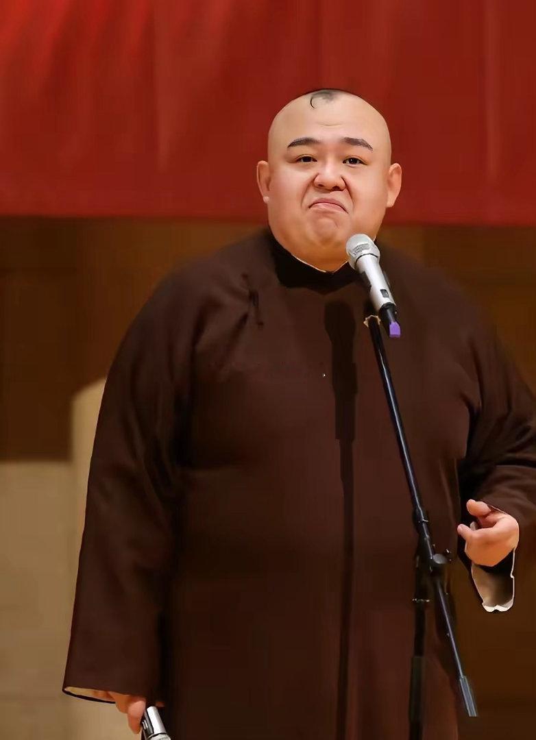 吃饭砸锅！严惩不贷。撤职杨鹤通，郭德纲没有错。杨在直播中说：“现在扛旗的有的是，