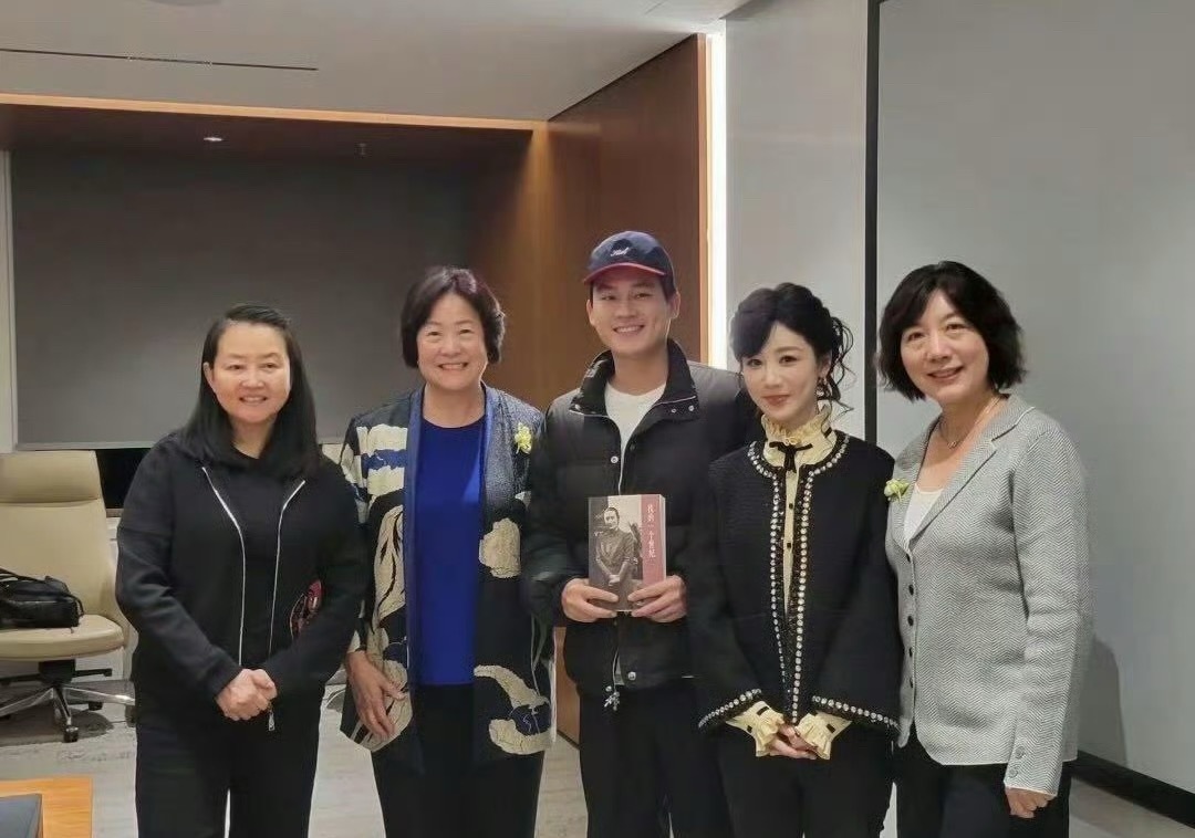 杨紫和玉兰花开君再来原型见面杨紫和玉兰花开君再来原型合照哇哇哇