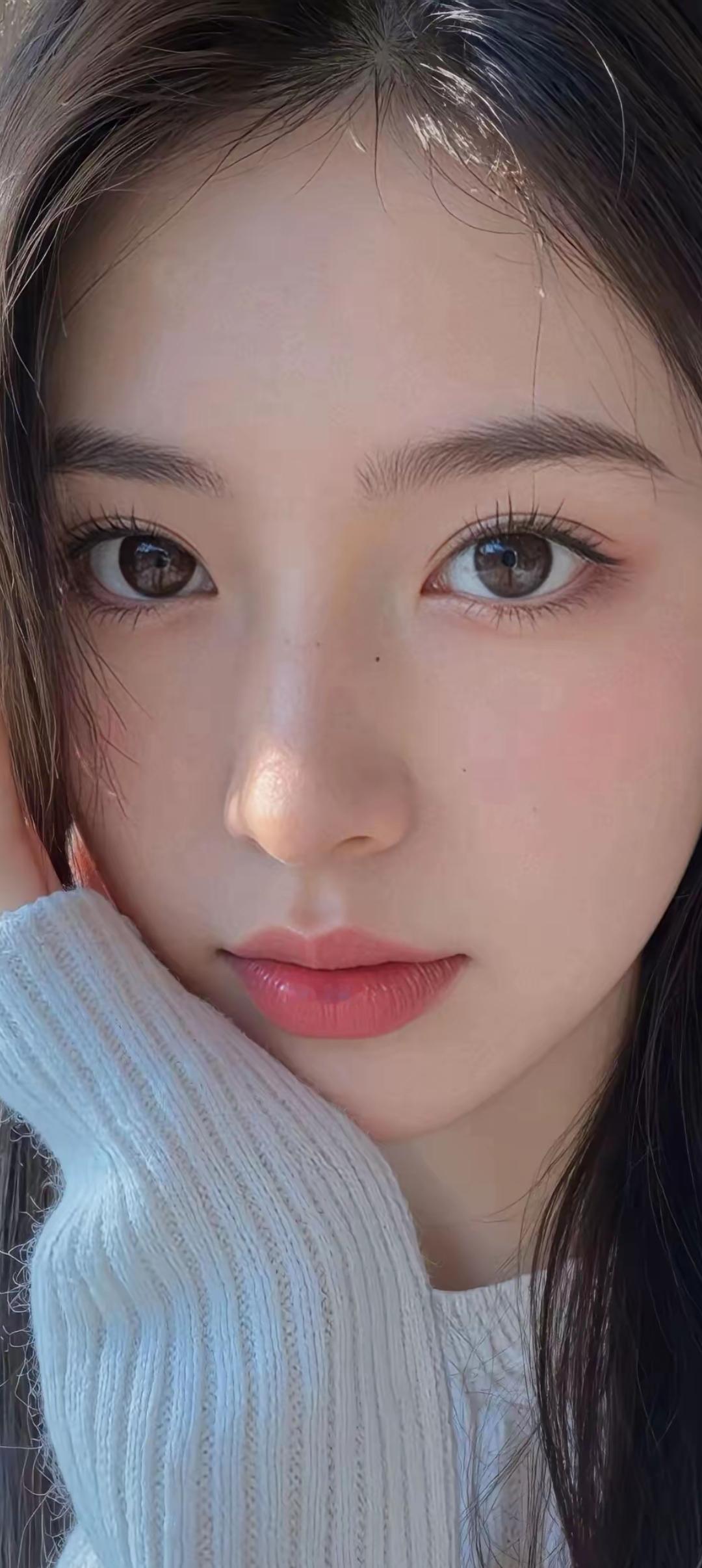 温柔甜美的少女，浅笑嫣然，心旷神怡。