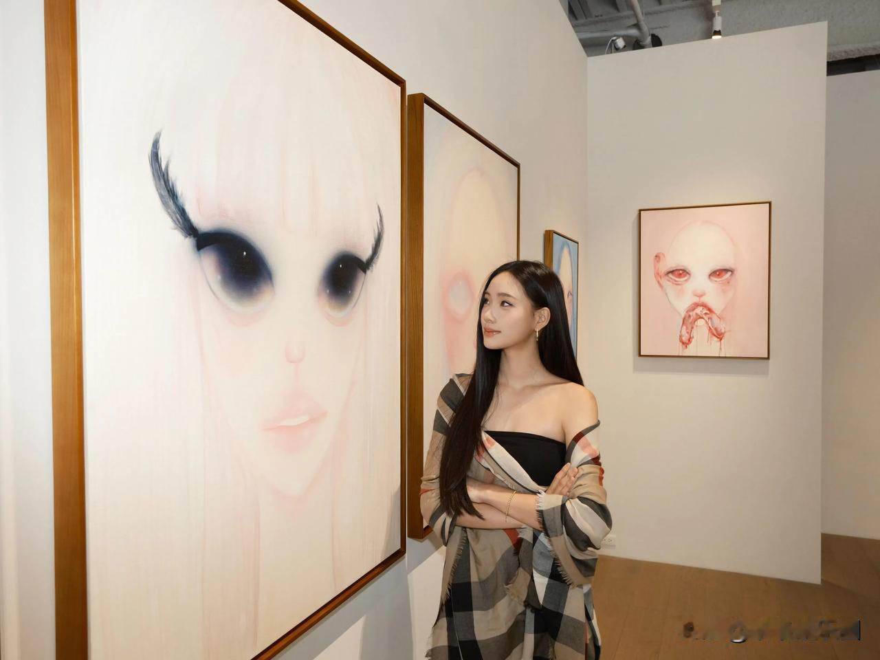 小s女儿的画看着好可怕！可怕+悲伤的感觉！画作中呈现大量吊眉眼加三白眼，感觉都充