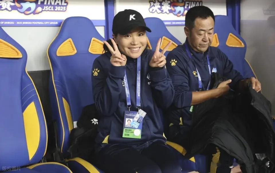 39岁女帅带队逆袭封神！周高萍这波回家待遇太顶了，邻居敲锣打鼓围堵小区，横幅直