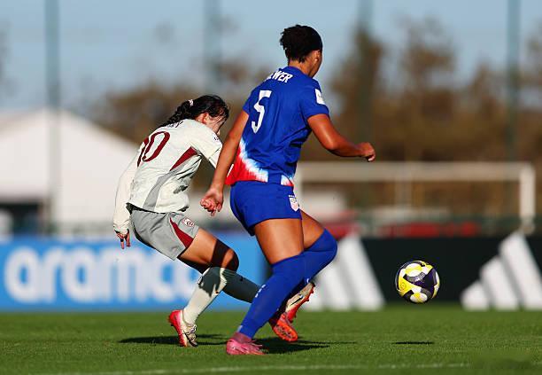 U17女足世界杯第12分钟，中国女足打出快速转换，后腰直塞，周欣怡非常漂亮的衔