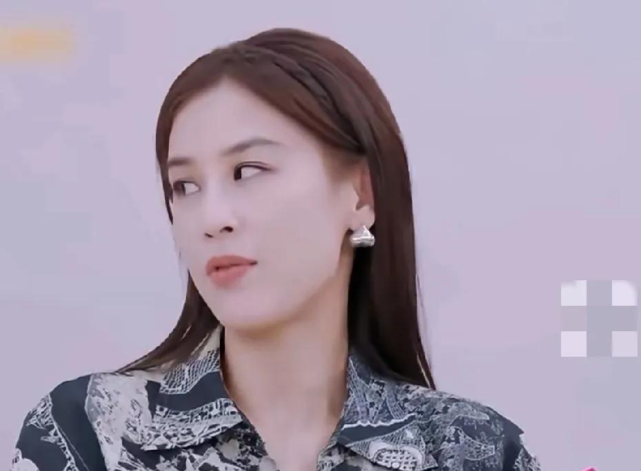 黄圣依这个爱好很豪气节目上黄圣依说自己很爱买房子，回忆说小时候家里没属于自己的