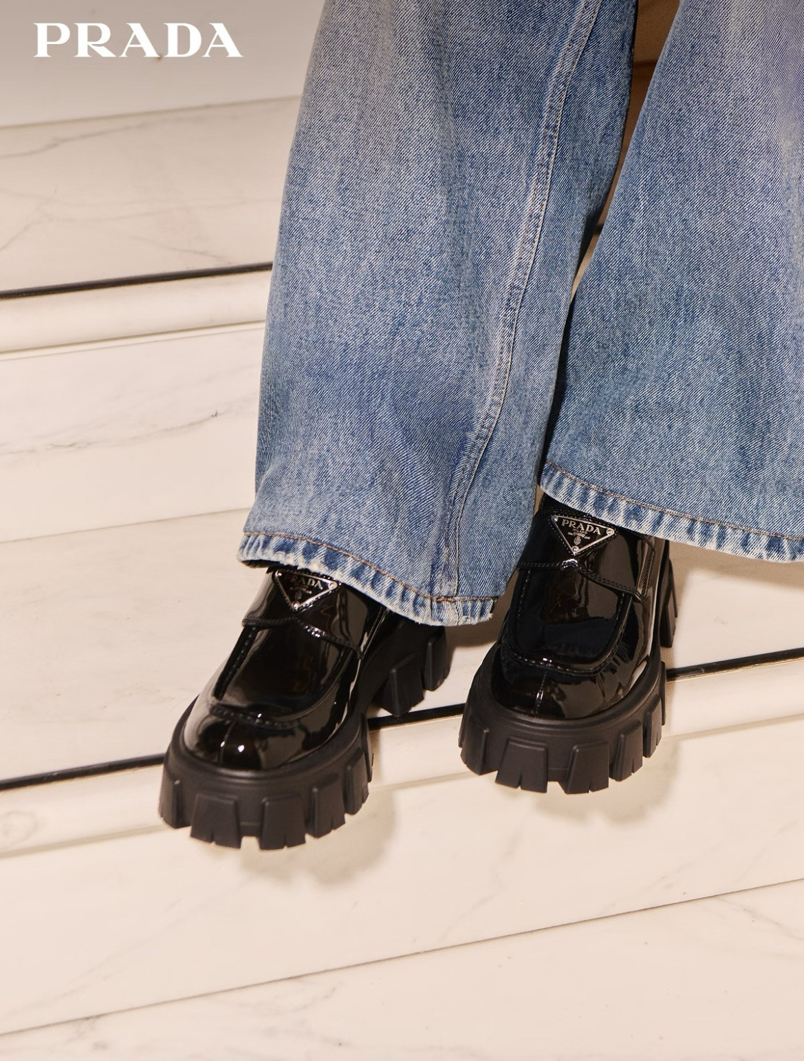 虽然同样是展示鞋子但是p1玲姐就正常很多，马龙你真的该反思一下自己吧！