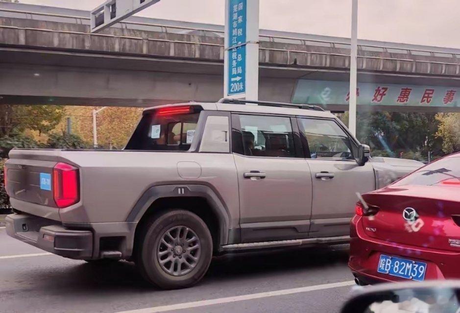 捷途纵横F700路试车曝光，所有伪装已尽数去除，看样子距离上市不远了。新车代号D