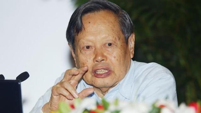 杨振宁曾顶着骂名阻止建造2000亿的大型粒子对撞机，这也惹怒了中国科学院院士王贻