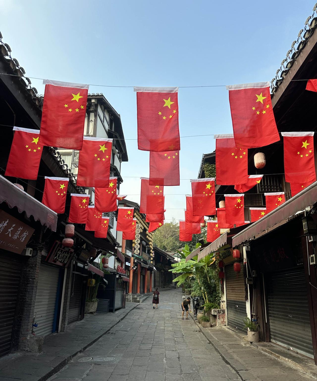 国庆节，重庆磁器口古镇人山人海！但是，你见过空空荡荡、几乎没有人的磁器口古镇吗？