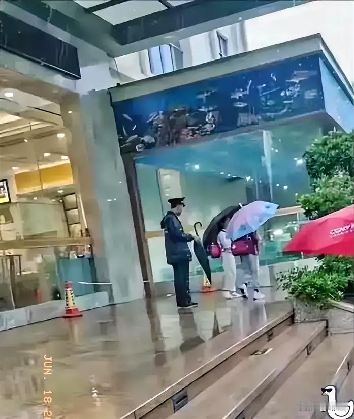 顺德渔村保安赶走避雨宝妈迎来反转？网友热议。1、顺德渔村是一个做吃的地方，平时