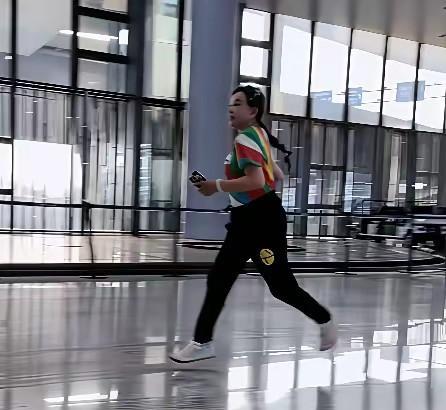 70岁了，你还在刷剧躺平？刘晓庆除夕夜晒跑步，配文“时代，赶上我了吗？”。