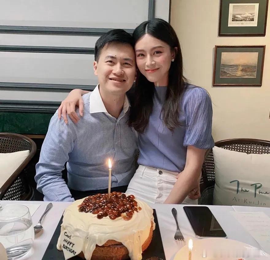 文咏珊的富豪老公超帅！不仅有钱，颜值也高，结婚多年把她养得跟小姑娘一样。
