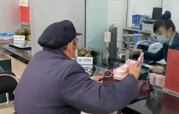 奉劝退休的老年人，如果你们两口子手里有30万元存款，建议千万别换房，也别买车，更