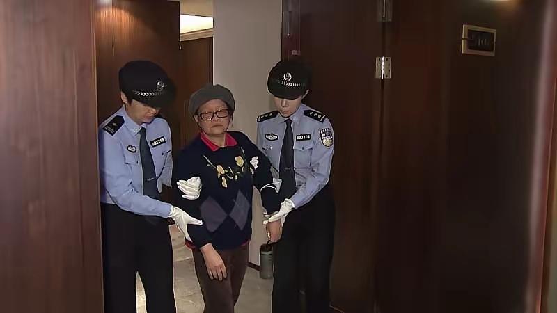 保姆借走30万回老家后直接失联，整整10年我都以为这笔钱彻底打了水漂，那天接到的