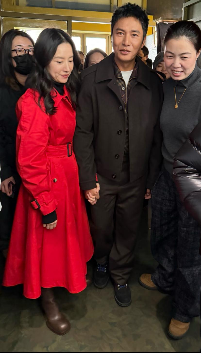 陈坤和董洁这是在干嘛啊公共场合还是品牌活动，这俩人的肢体语言也太耐人寻味了吧。