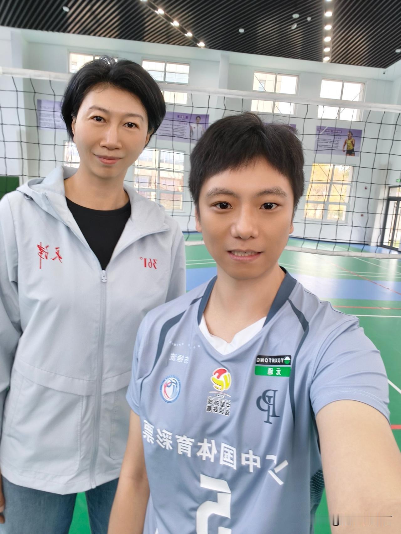 奥运冠军李珊赴蓟县调研天津U19男排集训备战工作。这支队伍由昔日国少男排教练顾军